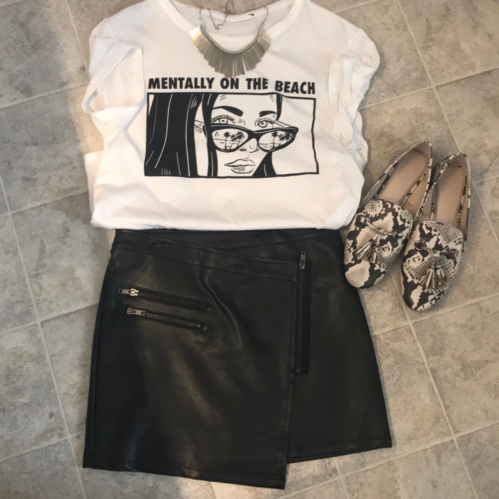 😎🥰3 for 20! Faux leather skirt